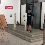 BLAGUE : une drôle de porte vitrée (caméra cachée)