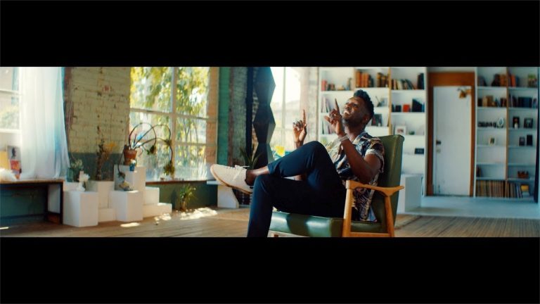 « Le bonheur » : Corneille revient avec un feel good clip