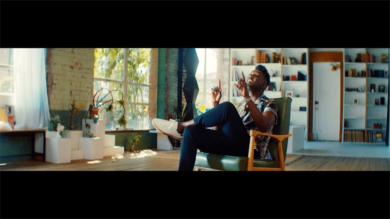 « Le bonheur » : Corneille revient avec un feel good clip