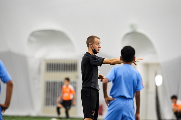 Les nouveaux entraîneurs et sites des écoles de football de la ville reviennent des vacances d’été