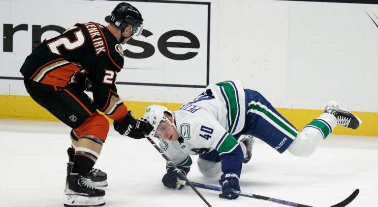 Les Canucks rentrent chez eux avec des problèmes majeurs après un voyage sur la route désastreux