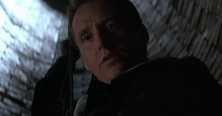 Linus Roache sur Batman Begins : travailler avec Christopher Nolan était « magique »